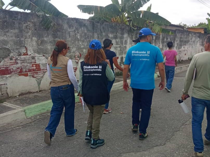 Mitarbeitende der Diakonie Katastrophenhilfe erkunden Schäden nach dem Erdbeben in Yaracuy und Falcon Mitarbeiter der Diakonie Katastrophenhilfe im Erdbebengebiet Venezuelas