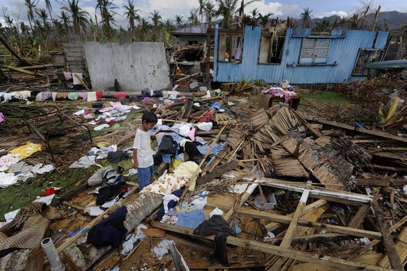 Nach dem schweren Taifun Haiyan wird die betroffene Bevölkerung erste Hilfssets verteilt. In den Nothilfesets sind Nahrungsmittelrationen mit je 10 Kilo Reis, Trockenfisch, Sardinen und Speiseöl. Die Helfer haben außerdem Hygieneartikel wie Seife, Zahnbürsten, Zahnpasta und Waschmittel sowie Decken und Schlafmatten und einige Meter Plastikplanen zum Schutz vor der Witterung und Wasserreinigungstabletten für die Betroffenen eingepacktPartnerorganisation CDRS