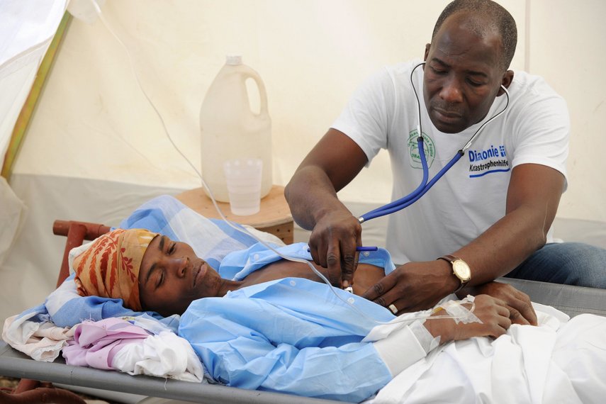 Ärztliche Untersuchung einer Cholera-Kranken in Haiti.