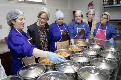 Frau Cornelia Fuellkrug-Weitzel (Präsidentin Diakonie Katastrophenhilfe) besucht die Gemeindekueche der Organisation IOCC (International Orthodox Christian Charities). Hier bereitet ein Kochteam von syrische und libanesische Frauen Nudelspeisen fuer beduerftige Familien im Tin-Camp zu.