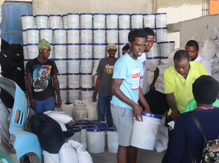 Verteilung von Hilfspaketen