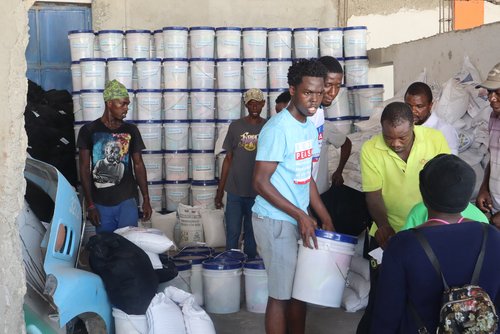 Verteilung von Hilfspaketen