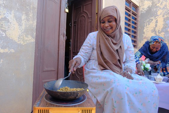 Frauen im Sudan kochen sich Essen