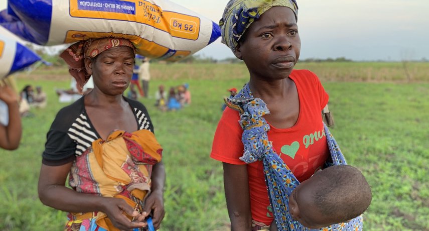 Antonia Algurau ist gemeinsam mit ihrem Baby und Shiga Sharga bei der Verteilung von Lebensmittelm.