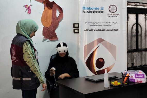 Klientin mit Virtual Reality Brille in Syrien