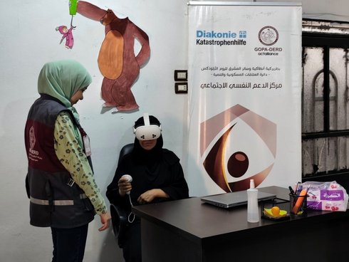 Klientin mit Virtual Reality Brille in Syrien