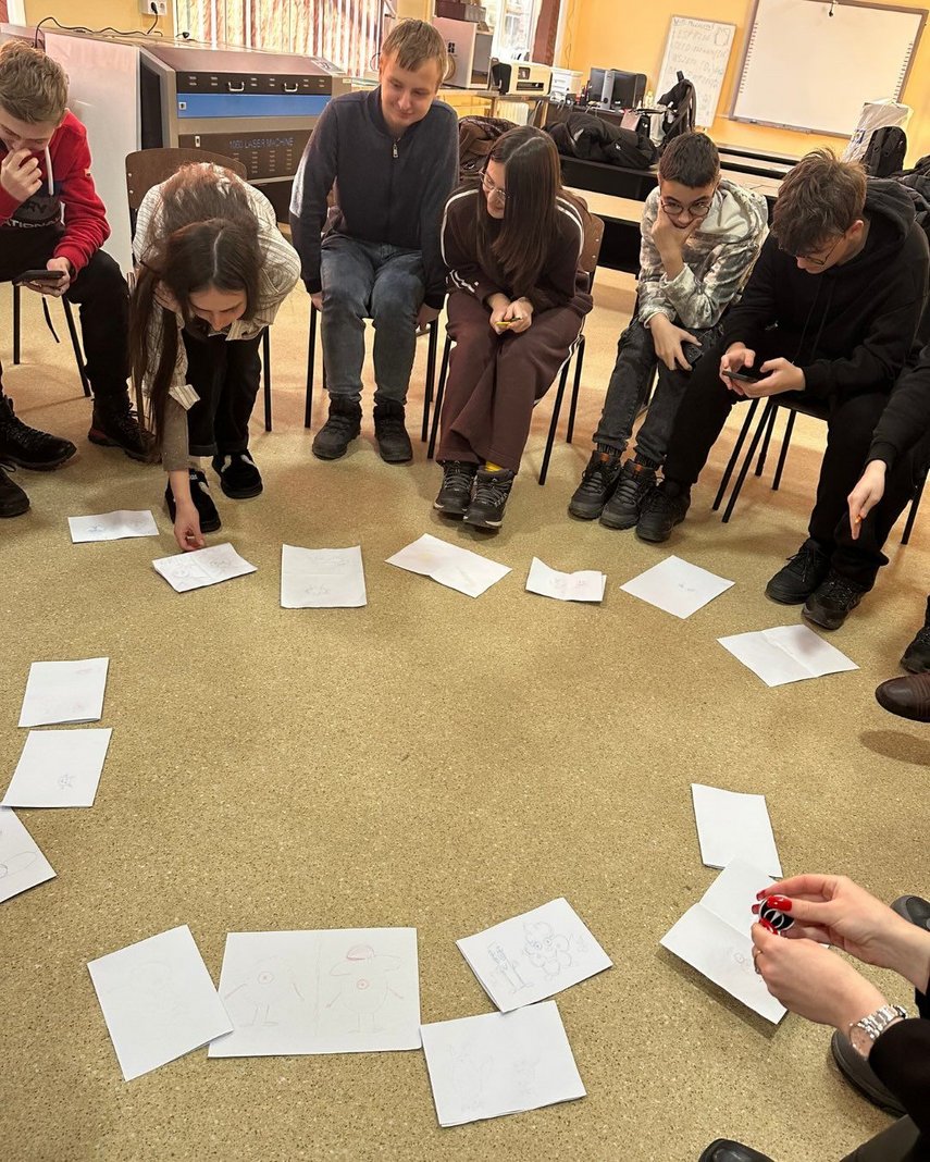 Gruppensitzung mit Jugendlichen im Rahmen einer Kunsttherapie