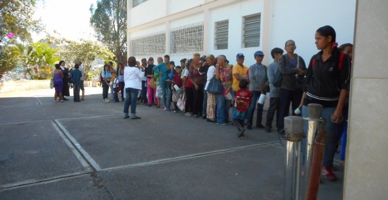 Menschen stehen in Venezuela in einer Schlange