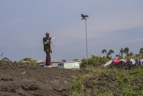 Ein Mitarbeiter des kommunalen Einsatzteams klärt über Präventionsmaßnahmen gegen Ebola auf