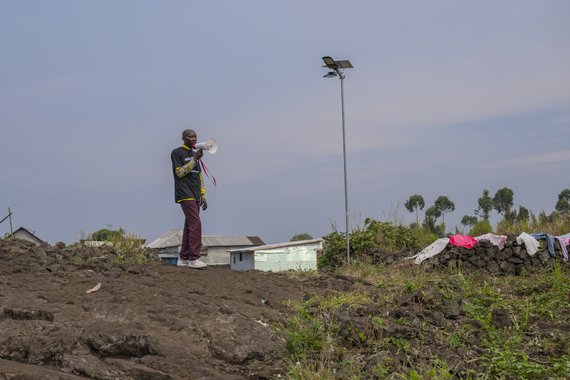 Ein Mitarbeiter des kommunalen Einsatzteams klärt über Präventionsmaßnahmen gegen Ebola auf
