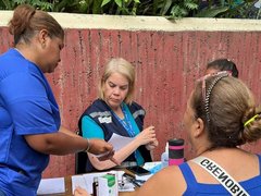 Mitarbeitende bieten medizinische Hilfe an