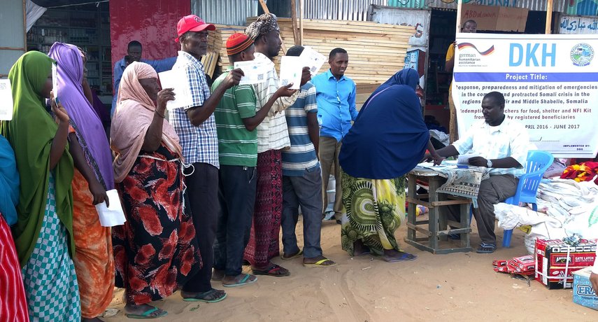 Menschen warten in der Schlange in Somalia.