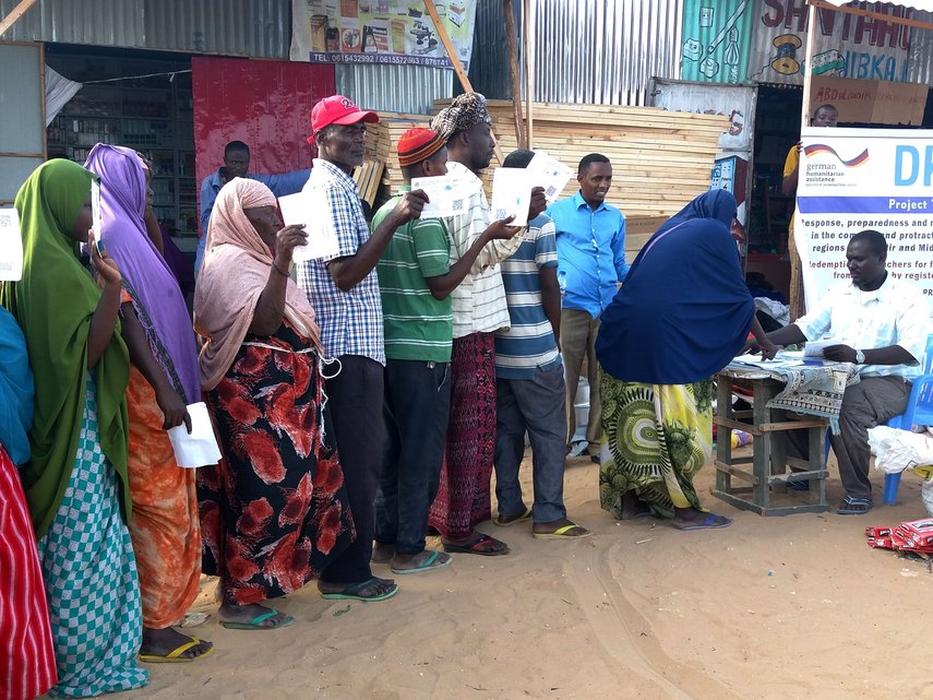 Menschen warten in der Schlange in Somalia.