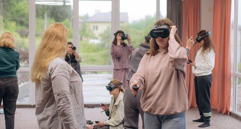 Kinder üben mit einer 3-D-Brille.