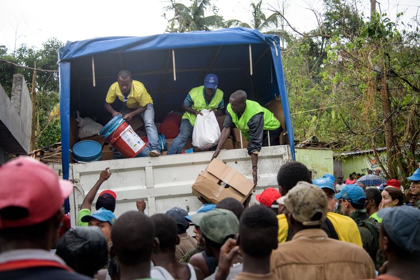 Nothilfe-Verteilung durch die Diakonie Katastrophenhilfe, Finn Church Aid und Lutherischer Weltbund in Saut-Maturin 2eme Section unweit von Camp Perrin am 14.10.16. Jeweils 175 Hygiene, Essen- und Notfallkits mit Plastikplanen, Decken und Seilen werden an vorher ausgesuchte und registrierte Betroffen verteilt. UN-Blauhelm-Soldaten schuetzten die Verteilung. Am Ende der Verteilung, wenn die letzten Pakete verteilt werden, wird die Situation auf schwierig. Foto: Thomas Lohnes fuer Diakonie KatastrophenhilfeAfter the storm clean drinking water is scarce. The people have to be supplied with clean drinking water and the sanitation has to be repaired. Wells and toilets were destroyed by the hurricane Matthew. The water is polluted and there is a great danger that diseases such as cholera can break out. First cholera cases have been reported. Matthew had heavily devastated the southern half of Haiti on Tuesday last week. According to preliminary information from the authorities, 372 people were killed. Some regions are still cut off from the rest of the country. In some cities 80 per cent of the houses are destroyed or damaged, according to aid organizations.