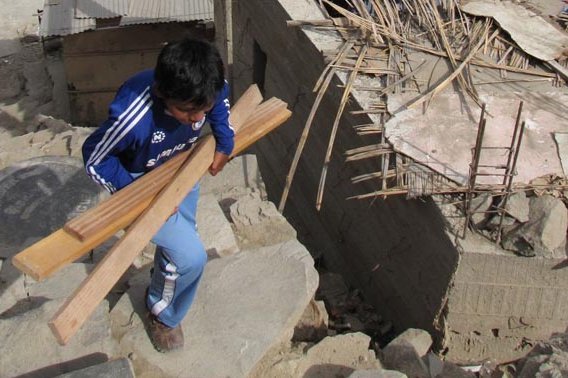 Ein Mann trägt Holzbretter in Lima