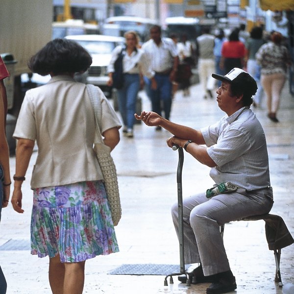 Ein Bettler spricht in Venezuela eine Frau an