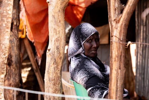 Ein Porträt von Hawa Mohamed Hassan in ihrem Haus 