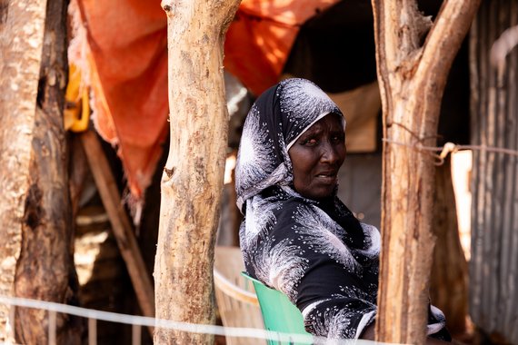Ein Porträt von Hawa Mohamed Hassan in ihrem Haus