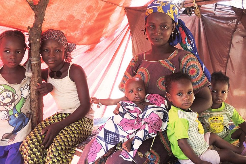 Frau mit Kindern in einem Zelt im Niger