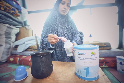 Verteilung von Dosenmilch Dosenmilch für Neugeborene und Kleinkinder in einem Flüchtlingscamp in Rafah im südlichen Gazastreifen.