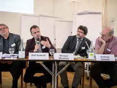 Experten aus der Wissenschaft und von Hilfsorganisationen diskutieren auf der Podiumsdiskussion.