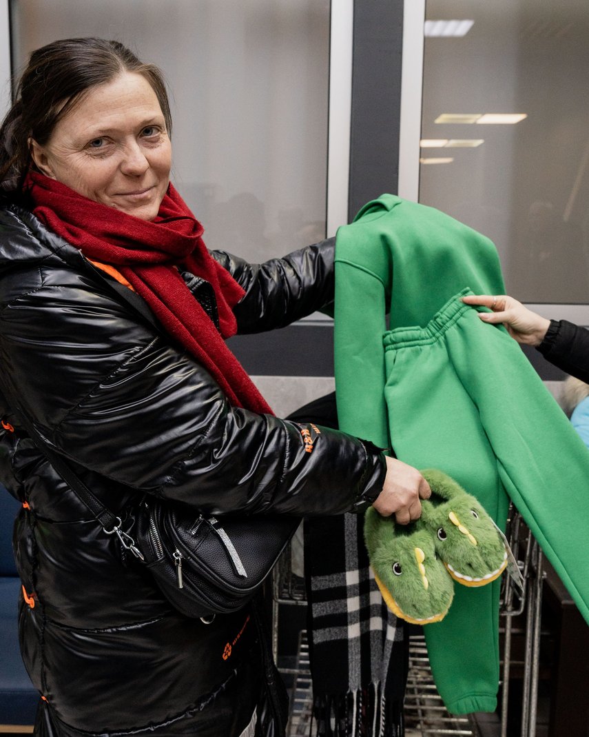 Olha Samoilova erhält Kinderkleidung