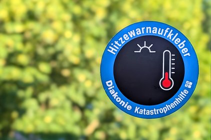 Ein Hitzewarnaufkleber ist an einer Scheibe angebracht