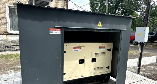 Generatoren und Energiesysteme sind vor Ort und bereit, bei einem Ausfall der Stromversorgung eine zuverlässige Notstromquelle bereitzustellen.