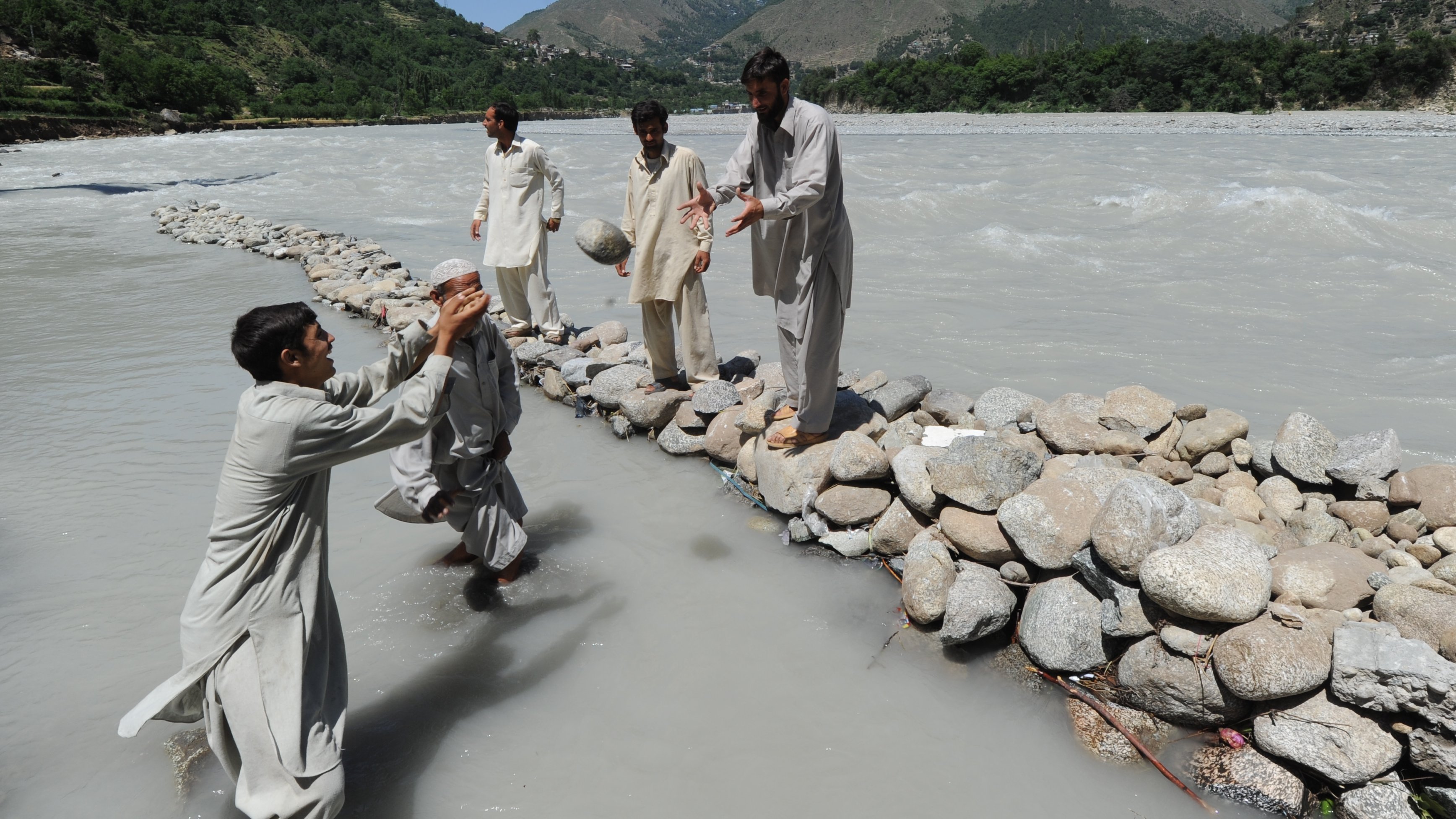 Mit Cash for Work-Arbeit der Diakonie Katastrophenhilfe wird in Bahrain (Swattal) ein Steinwall im Swat-Fluss errichtet, mit dem die Felder vor leichten Überschwemmungen geschützt werden sollen.