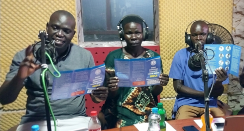 Radio Journalisten informieren in ihrer Show Zuhörer, wie sich vor einer Ebola Infektion schützen