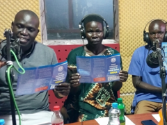 Radio Journalisten informieren in ihrer Show Zuhörer, wie sich vor einer Ebola Infektion schützen