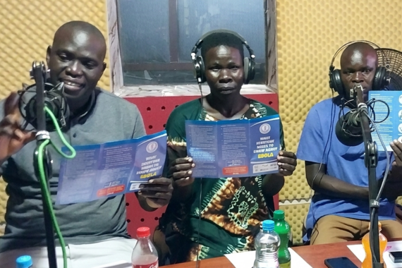 Radio Journalisten informieren in ihrer Show Zuhörer, wie sich vor einer Ebola Infektion schützen