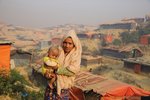 Janu Begum (35) ist mit ihrem Kind vor der Gewalt in Myanmar geflohen und ist jetzt im Lager Kutupalong in Ukhiya/Cox's Bazar, untergekommen.Die Diakonie Katastrophenhilfe leistet gemeinsam mit der langjährigen Partnerorganisation "Christian Comission for Development in Bangladesh (CCDB)" Nothilfe für Rohingya. Im Fokus der Maßnahmen steht die Verbesserung der hygienischen Bedingungen.