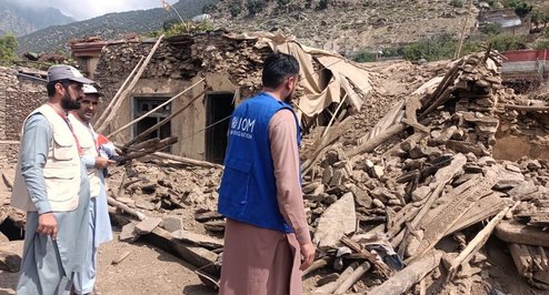 Mitarbeitende einer Hilfsorganisation begutachten Schäden eines Erdbebens