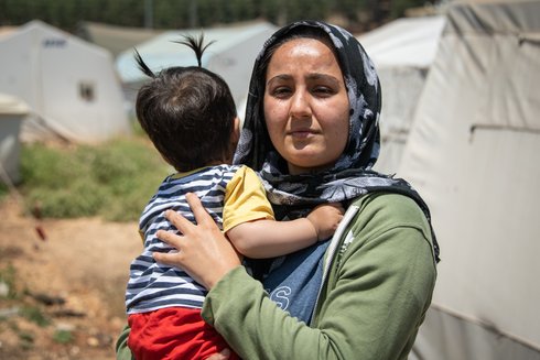 Erdbebenopfer Ayşe mit ihrer einjährigen Tochter