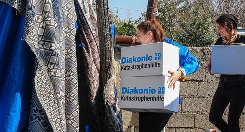 Bilge Menekse übergibt Hygieneboxen an Betroffene des Erdbebens.