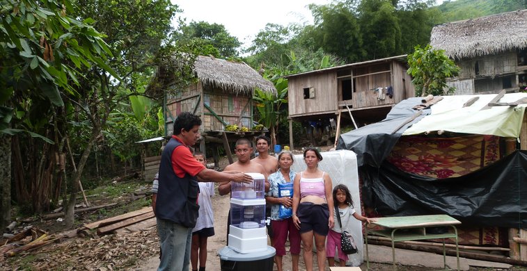 Helfer installiert Wasserfilter