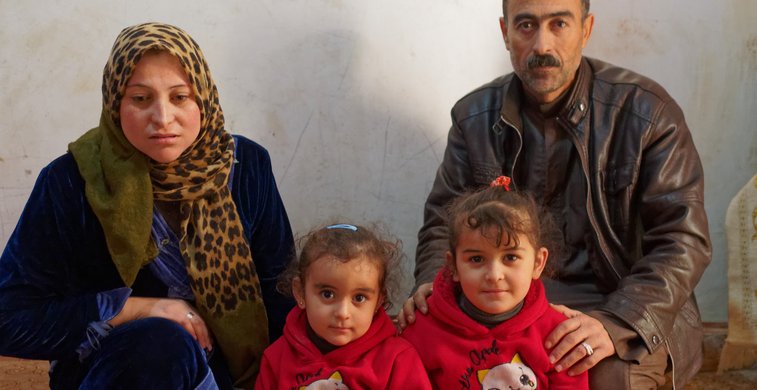 Eine Mutter mit ihrem Mann und zwei Kindern in Jordanien