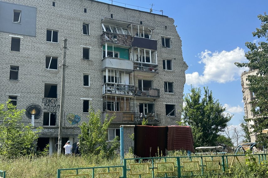 Durch Krieg zerstörtes Haus in Izyum/Ukraine 