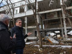 Martin Keßler sieht sich gemeinsam mit Andrij Waskowycz, dem Büroleiter der Diakonie Katastrophenhilfe in Kiew, Schäden hinter der Kriegsfront an.