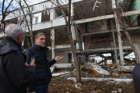 Martin Keßler sieht sich gemeinsam mit Andrij Waskowycz, dem Büroleiter der Diakonie Katastrophenhilfe in Kiew, Schäden hinter der Kriegsfront an.