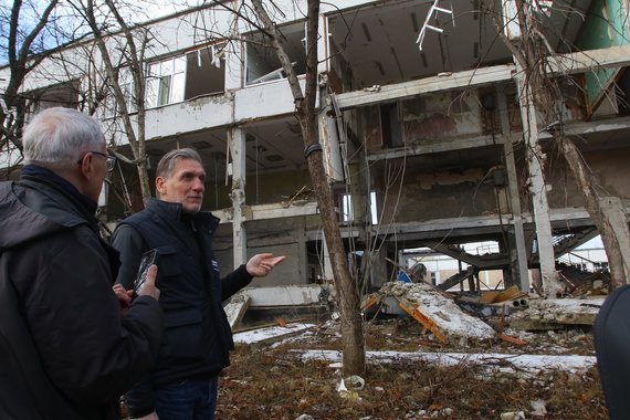 Martin Keßler sieht sich gemeinsam mit Andrij Waskowycz, dem Büroleiter der Diakonie Katastrophenhilfe in Kiew, Schäden hinter der Kriegsfront an.