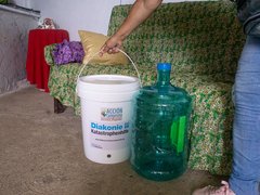 Argelia zeigt die Spenden, die sie für die Wasseraufbereitung erhalten hat