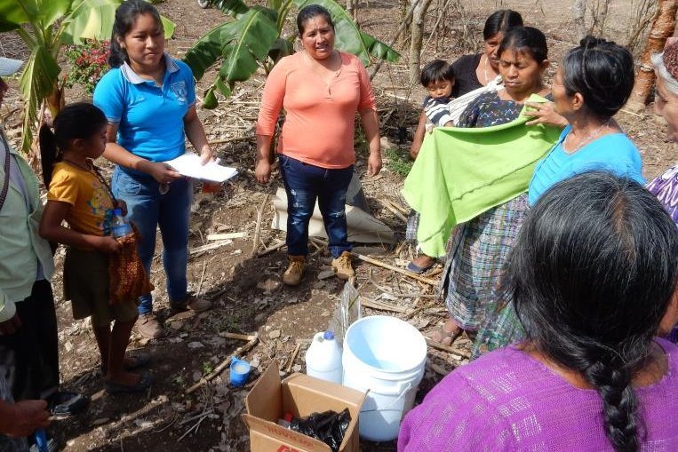 Frauen stehen in Guatemala in einem Kreis