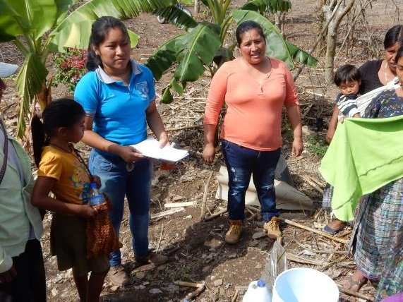 Frauen stehen im Kreis in Guatemala.