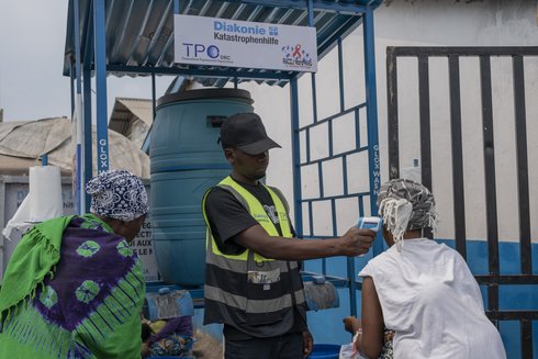 An einer Handwaschstation in der Gesundheitszone Sake, die von Partnerorganisationen TPO zur Prävention der Ebola-Viruserkrankung eingerichtet wurde, wird Fieber gemessen