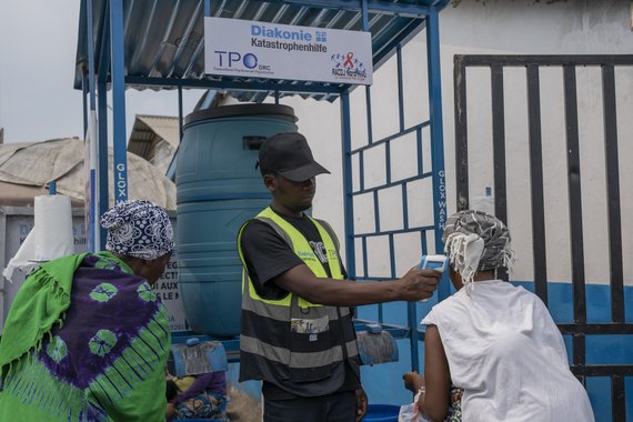 An einer Handwaschstation in der Gesundheitszone Sake, die von Partnerorganisationen TPO zur Prävention der Ebola-Viruserkrankung eingerichtet wurde, wird Fieber gemessen