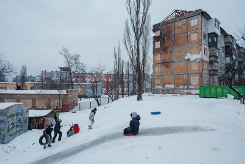 Ein Gebäude, das in der Nacht von russischen Raketen- und Drohnenangriffen im Rahmen des russischen Angriffs auf die Ukraine im Stadtteil Dniprovskyi in Kyjiw getroffen wurde. Kyjiw, Ukraine, Februar 2026.