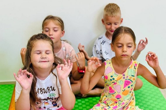Kinder bei Entspannungsübungen in Mykolajiw